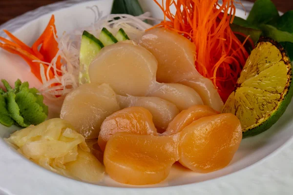 Japanisches Sashimi Mit Jakobsmuscheln Serviert Mit Limette Und Minze — Stockfoto