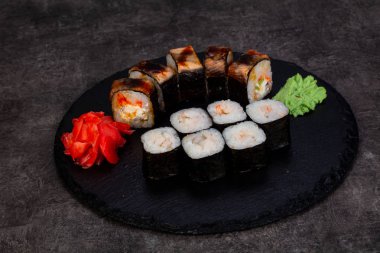 Japon Suşi ile çeşitli madde ayarla