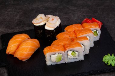 Japon Suşi ile çeşitli madde ayarla