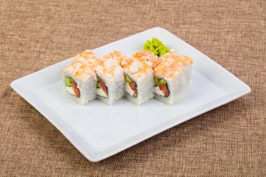 Karides ve somon ile rulo