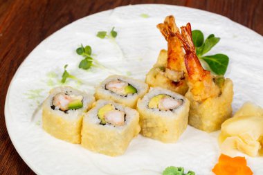 Japon karides rulo ile avokado