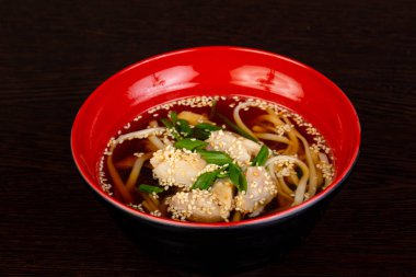 Miso çorbası ile somon ve susam