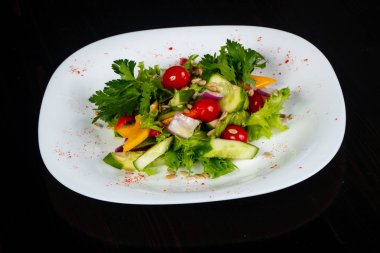 Otlar ve Domates sebze salatası