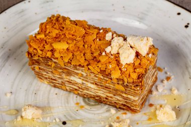 Katmanlı tatlım kek fındıklı