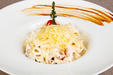 İtalyan makarna Carbonara pastırma ile
