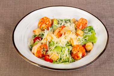 Karides ve parmesan peynirli Sezar salatası.