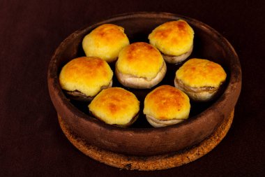 Petrol Mantarlı peynirli tavada pişmiş