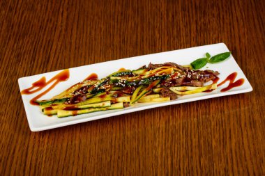 Sığır eti ve salatalık salatası sesam tohum hizmet