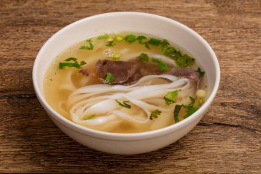 Sığır eti ile Vietnam Pho Bo çorbası