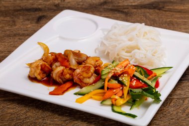 Baharatlı sosu ve pirinç ile karides