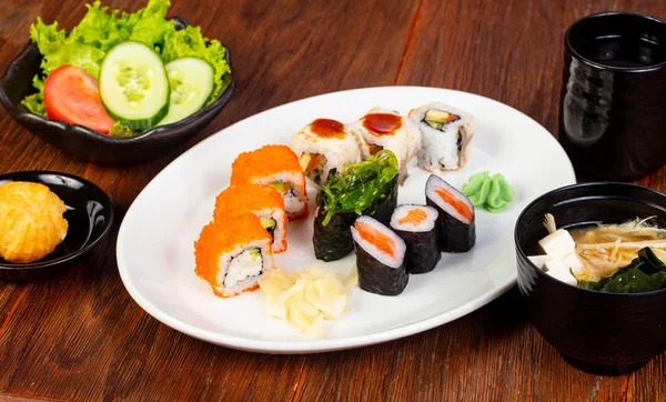 Japán Sushi Roll Készlet Salátával Miso Levessel — Stock Fotó