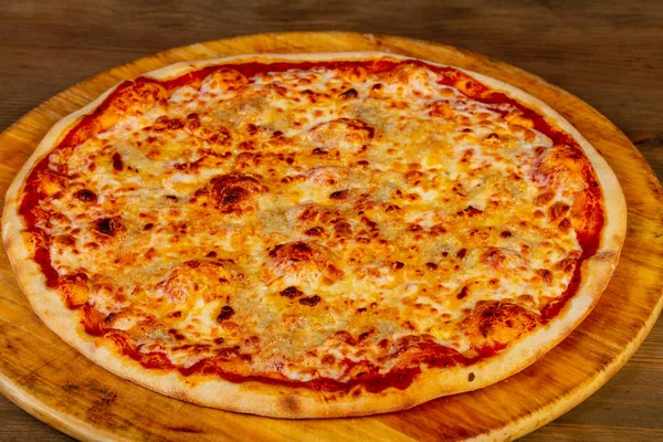 Pizza Quatro Queijos Com Tomate — Fotografia de Stock