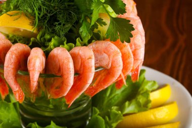 Karides kokteyl limon ve otlar ile