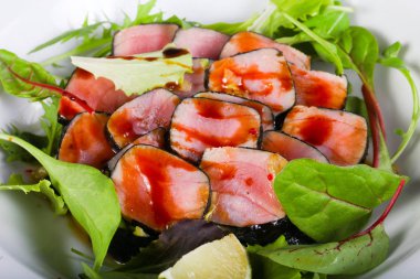 Ton balığı salatası kireç ve otlar