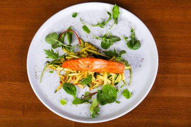 Sebze ve salatalı ızgara somon.