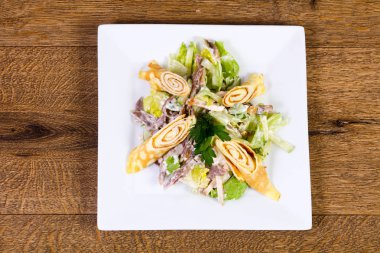 Sığır eti ve salata yaprakları ile gözleme