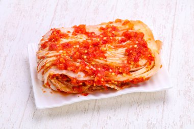 Kimchi fermente lahana kabın içinde