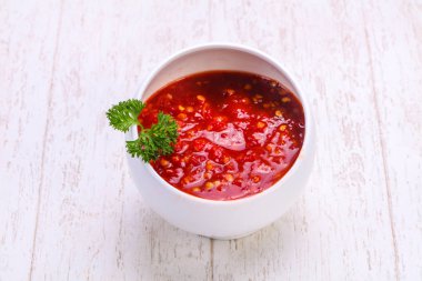 Kabın içinde baharatlı biber sosu