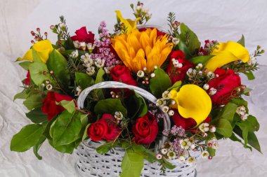 Çeşitli çiçek ile romantik buket