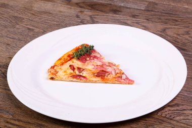 Pizza jambon peynir ve sosis 