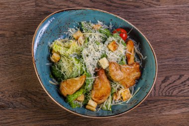 Tavuk ve parmesan peynirli sezar salatası.