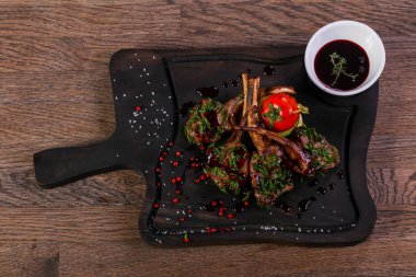 Soslu kuzu kaburga kavrulmuş