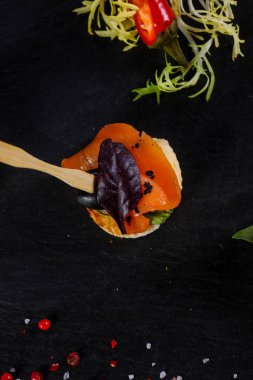 Kanepe somon ve salata yaprakları