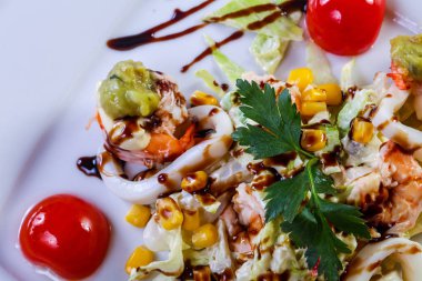 Deniz ürünleri ve avokado karides salatası