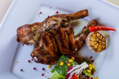 Tavuk budu ve salata karışımı.