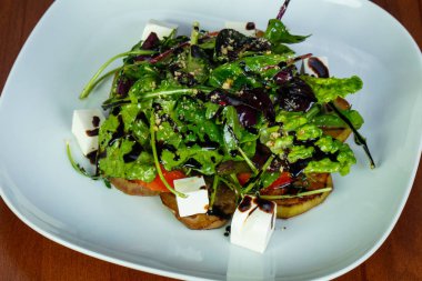 Patlıcan ve beyaz peynir salatası