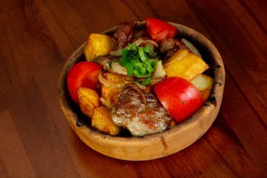 Kavrulmuş domuz eti ve sebze otlar ile