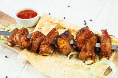 Barbekü soğan ve sos ile kuzu kaburga