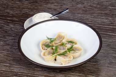 Ekşi kremalı lezzetli ev yapımı hamur tatlısı.