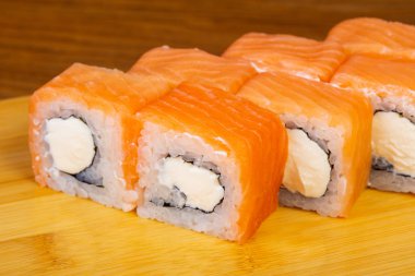 Philadelphia lezzetli kümesi wih krem peynir rulo.