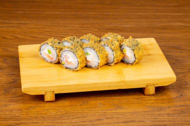 Lezzetli kızarmış tempura karides ile rulo