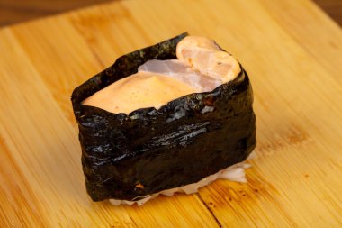 Lezzetli baharatlı somon suşi roll