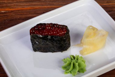 Japon soğuk suşi gunkan kırmızı havyar