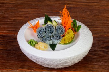 Limon ve nane Japon sashimi kalamar servis