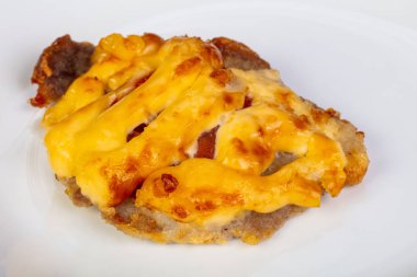 Peynir soslu kızarmış domuz eti