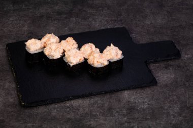 Japon baharatlı suşi ve rulolar