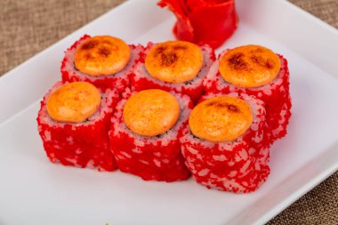 Pişmiş Japon baharatlı sos ile rulo