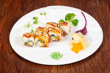 Yılan balığı ve karides ile Japon rulo