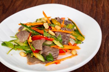 Sığır eti ve fındık ile Vietnam salata