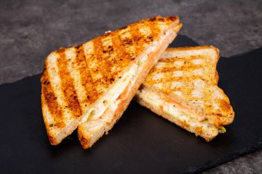 Somon ve peynirli sandviç.