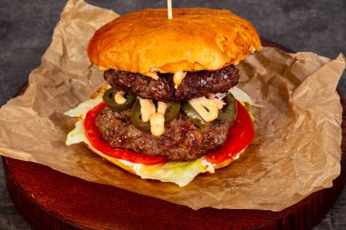 Etli ve peynirli hamburger.