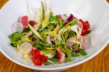 Kavrulmuş ton balıklı salata sebze ile