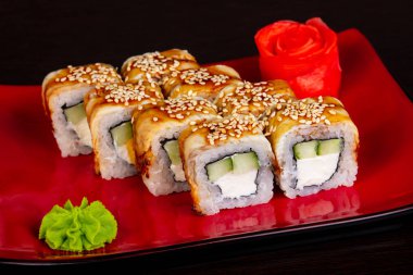 Yılan balığı ile Japon geleneksel rulo