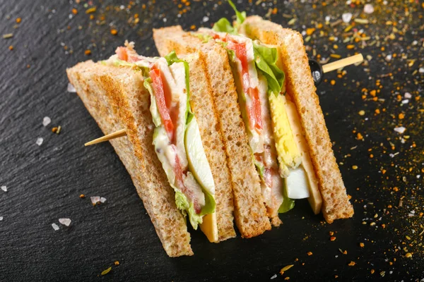 Club Sandwich Med Kött Ost Och Grönsaker — Stockfoto