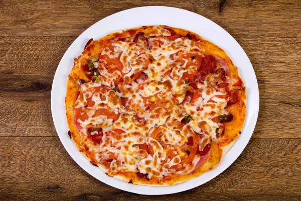 Sosis, biber ve domates pizza