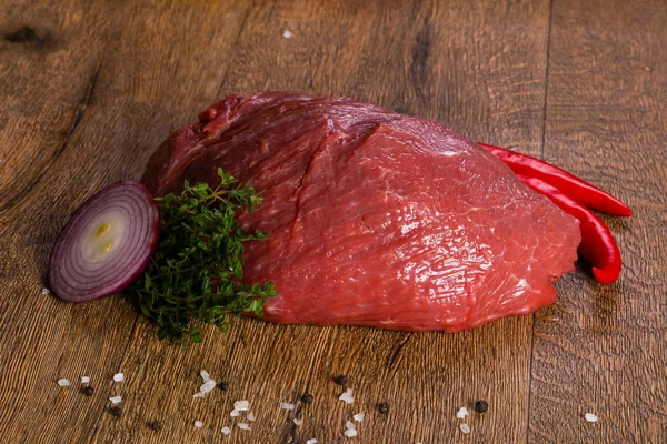 Rohes Rindfleisch Über Dem Hölzernen Hintergrund — Stockfoto